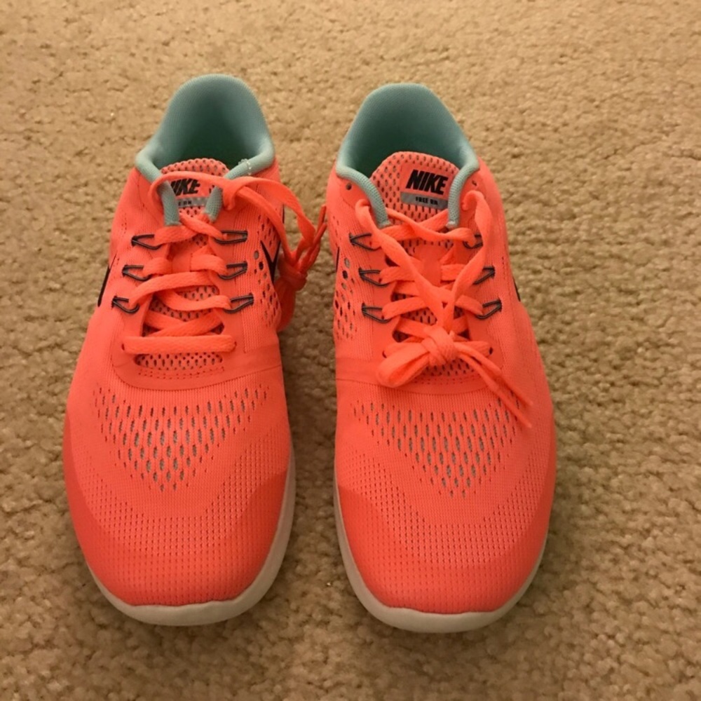 NWT Nike Free Run Shoes! Women Size 8
